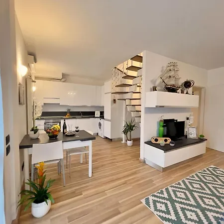 Chic Apt Near Piazza Duomo, Milan 米兰